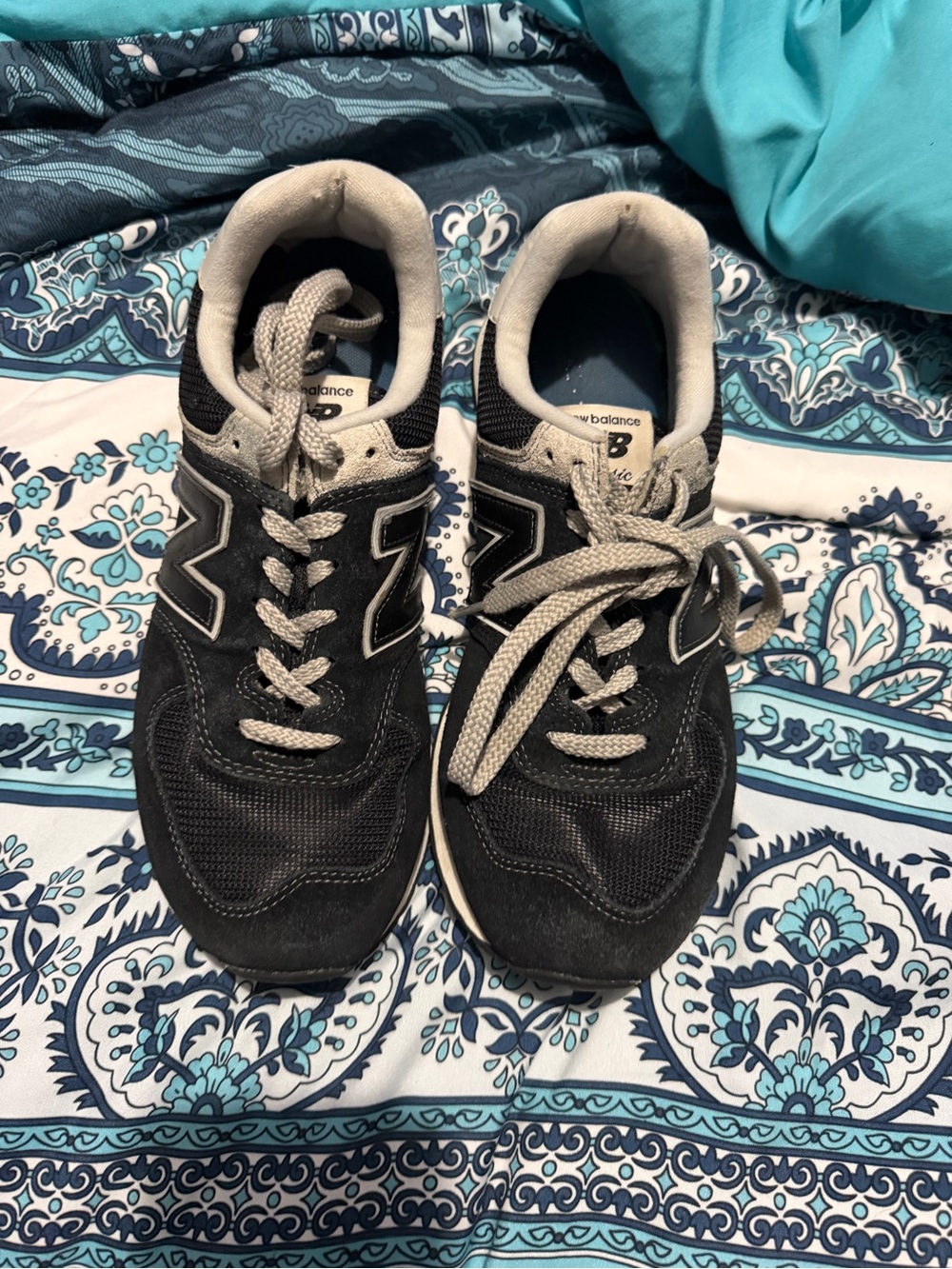 New Balance women’s Black & Gray Athletic Sneakers size 8